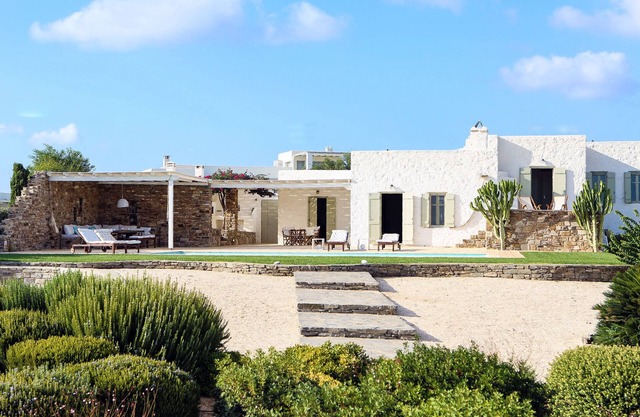 Upscale seaside villa, breathtaking view, near Naoussa and Santa Maria
