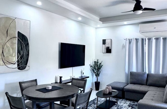 Upscale Urban Oasis - Luxury Two Bedroom Apt Prime Location mins from the beach