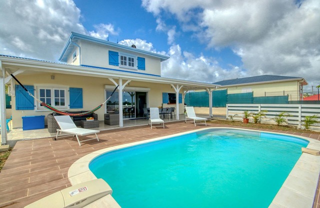 Upscale villa with swimming pool (MQRS07)