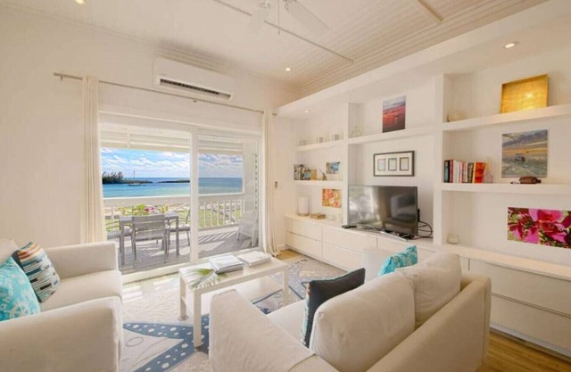 Upstairs 1BR Bayfront Apartment w/ALL Amenities!