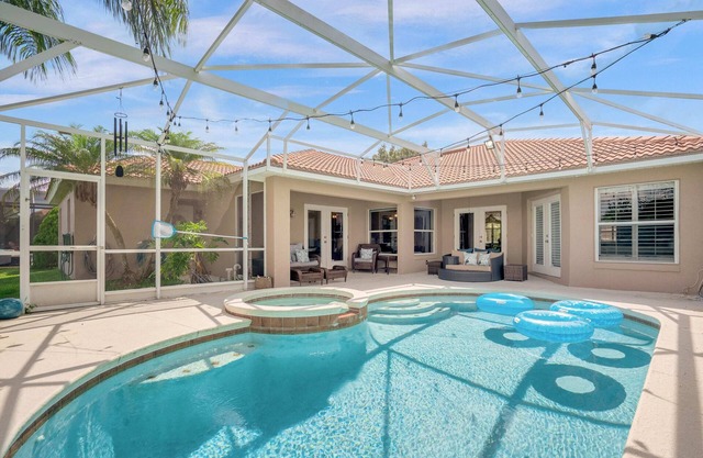 Upstay: Inviting 4BR Waterside Home Pool & Hot Tub