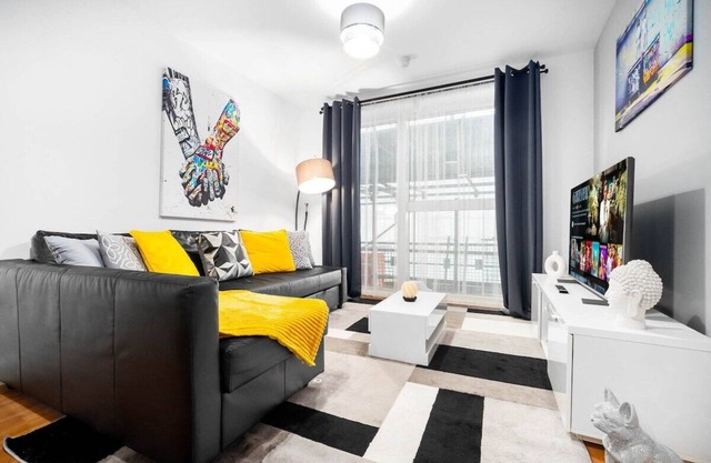 Urban 1BR Apartment + Free Parking By Azura Nights