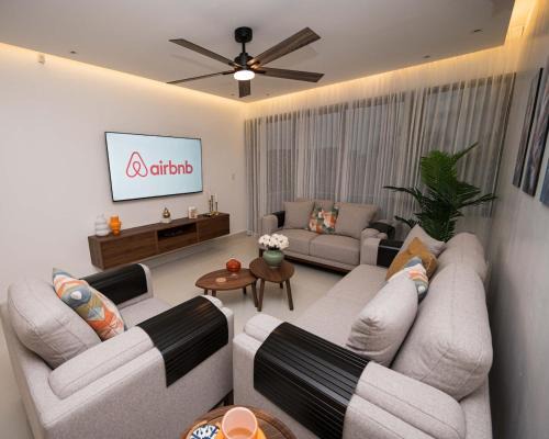 Urban Elegance, Family Comfort, 10 min Airport