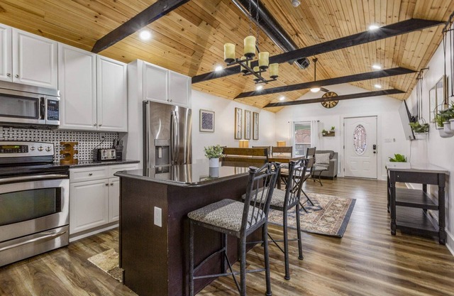 Urban Explorer Pad | 3BR + Backyard + Parking