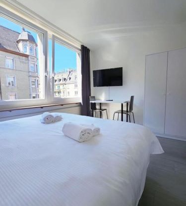 Urban Oasis with Queen Bed and View BE-38