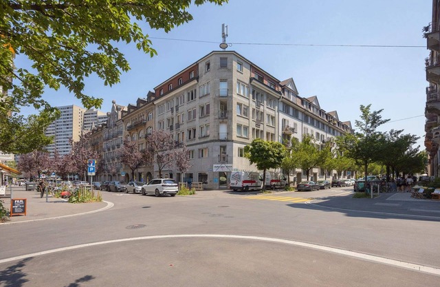 Urban Oasis with Queen Bed and City View (BE-13)