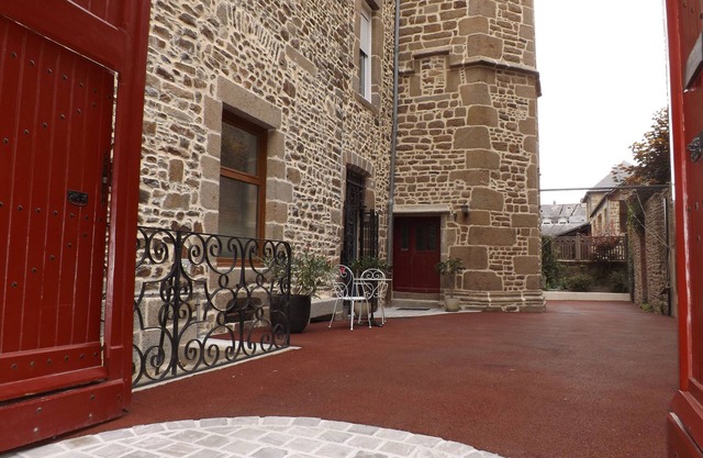 Urban premium ground floor cottage for 2-6 pers historic Fougeres, Label House of Fr.