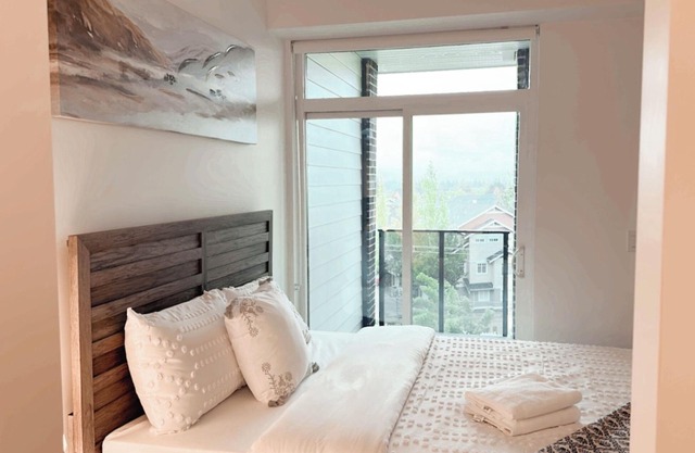 Urban Retreat MOUNTAIN VIEWS .10 min walk to restaurants ,grocery &coffee shops