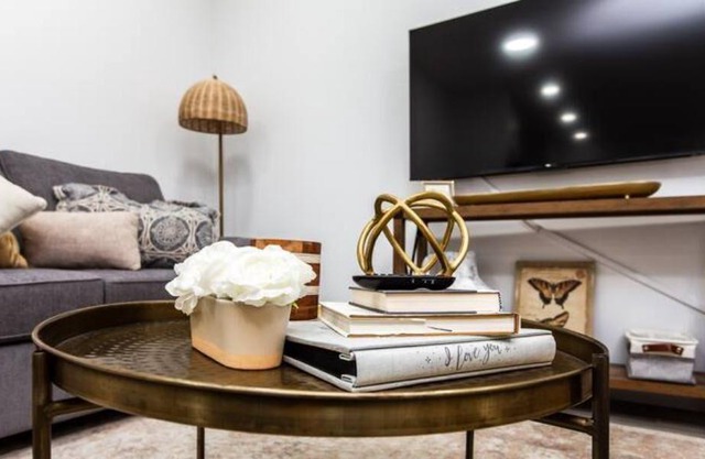 Urban Utopia-Hot Tub-King Bed-BBQ-Sleeps 16-Garage