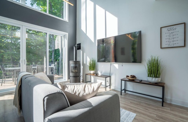 Utopia Tremblant - Modern Mountain Home