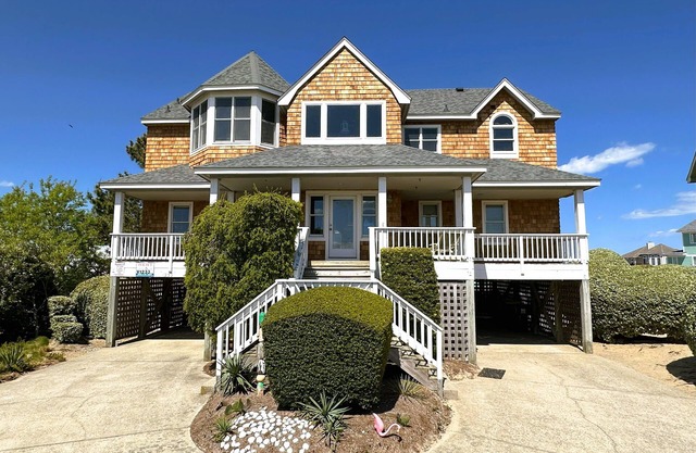 V1233- Beautiful! 5 BRs, Private Pool, Hot Tub, Pool Table and Dog Friendly!