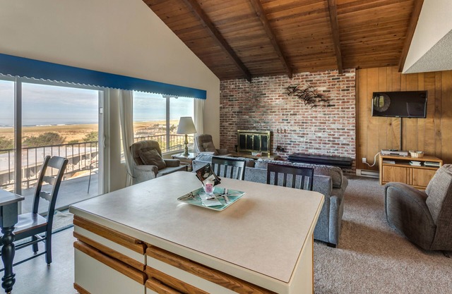 V492 2 bedroom 3rd Floor, elevator, No cleaning fees