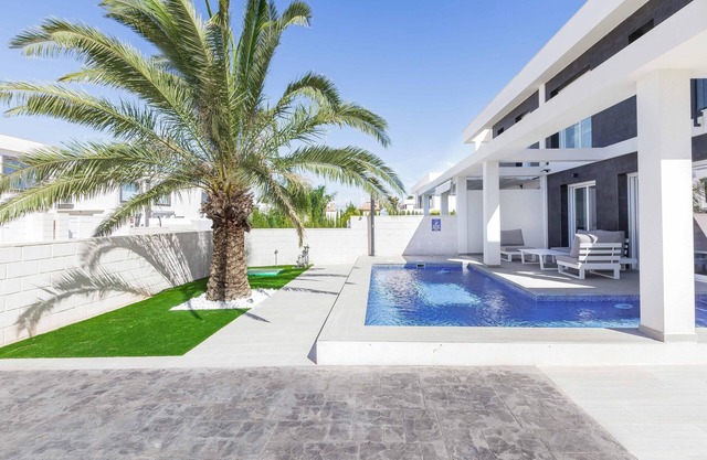 Vacation Home "Casa Bos Dolphin Pool Jacuzzi 6P" with Wi-Fi, A/C, Balcony, Terrace & Garden