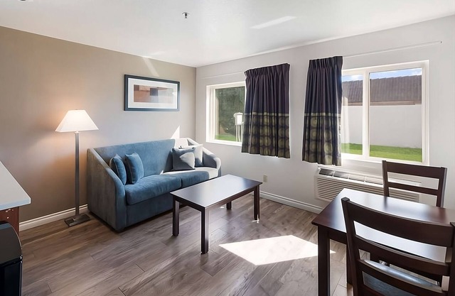 Vacation Day Is Always A Great Idea! Spacious unit to Enjoy! Free Parking!