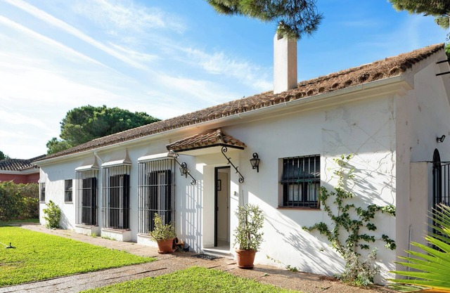 Vacation Home "El Mirlito" with Private Terrace, Private Garden & Wi-Fi