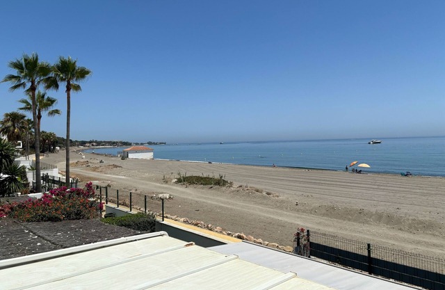 Vacation Home "Beach House El Saladillo" with Sea View, Private Tennis Court & Wi-Fi