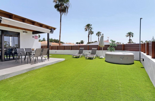 Vacation Home 'Casa Luna Kingbed and Jacuzzi' with Mountain View, Shared Pool & Wi-Fi