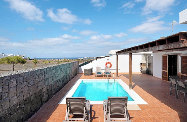 Vacation Home "Villa Rubí" with Sea View, Private Heated Pool und Wi-Fi