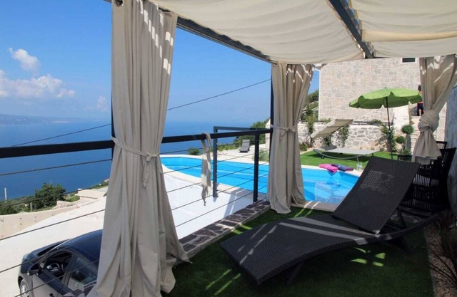 Vacation home with sea view, stone house, pool, secluded location