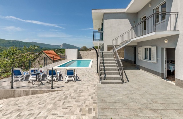 Vacation house with the pool, near river Cetina