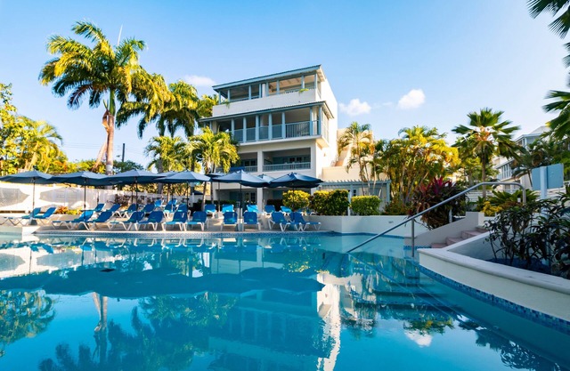 Vacation is Calling! Comfortable Unit w/Pool view! Onsite Pool, FREE Parking