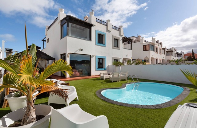 Vacation 'La Casa Del Volcano Corralejo' with Sea View, Private Pool and Wi-Fi