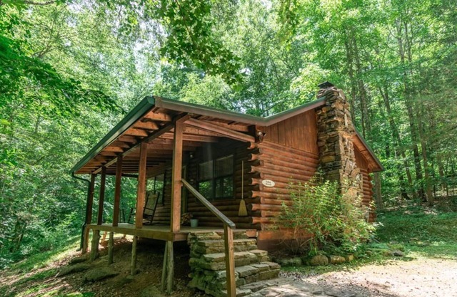 Valley Dream Cabin - A Romantic Couples Cabin w/Jacuzzi