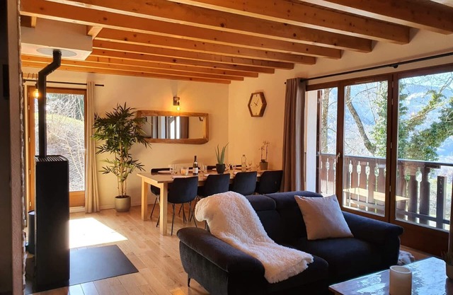 VAUJANY/ALPES D'HUEZ-4 BEDROOMS - 2 BATHROOMS -8 PERS. -GARAGE-PARKING-INTERNET