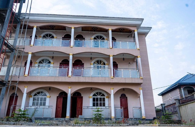 Venetian Villa, Spacious 2-bedroom apartment with WiFi, AC in charming Buea