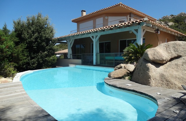 Very high standard and well designed villa overlooking an exceptional site