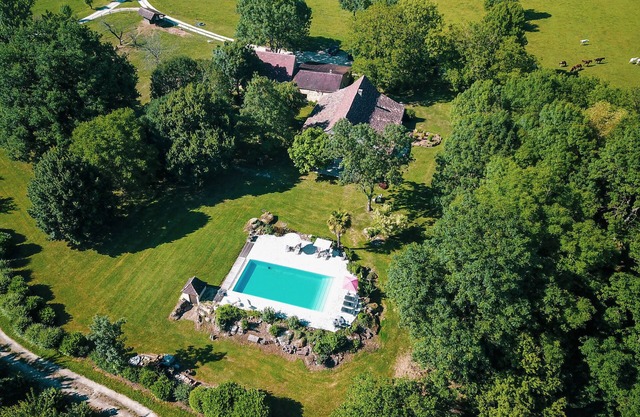 Very nice large gîte; garden, terraces and swimming pool with splendid view!