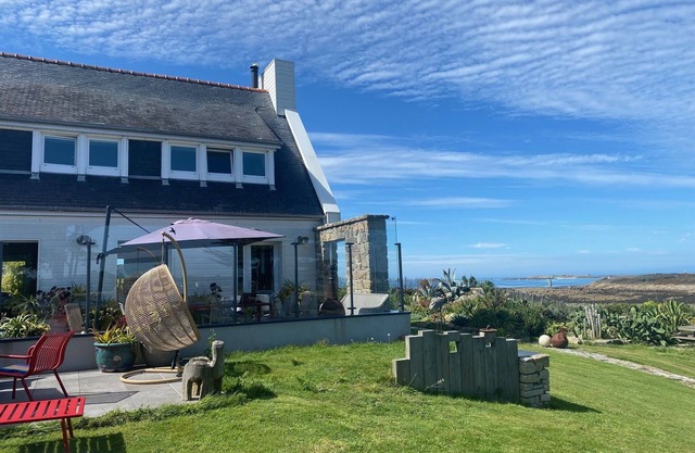 very quiet Mansion with 280° seaview + privat access to the sea + big garden