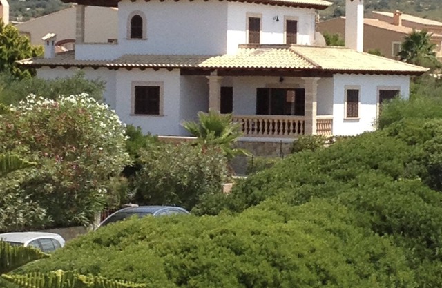Very spacious villa with swimming pool, 25 meters from a long wild beach
