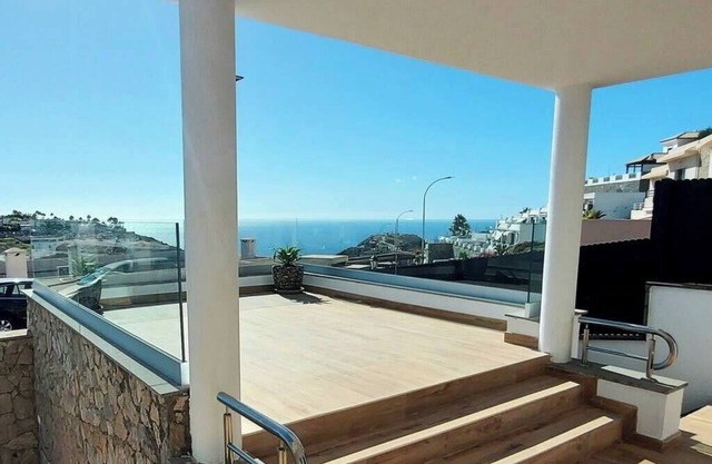Villa Playa Amadores - Luxury villa with heated pool
