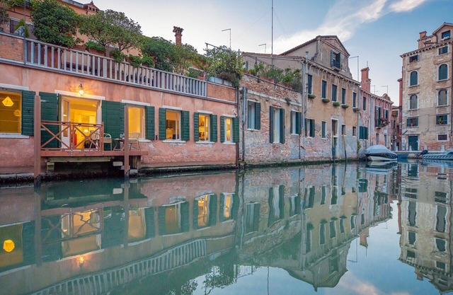 Vibrant Chic Apartment with Terrace on Picturesque Canal