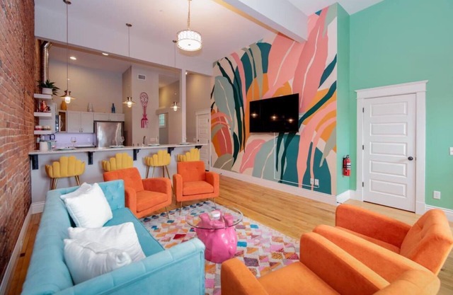 Vibrant Downtown Luxury Loft 13-Ft Ceilings