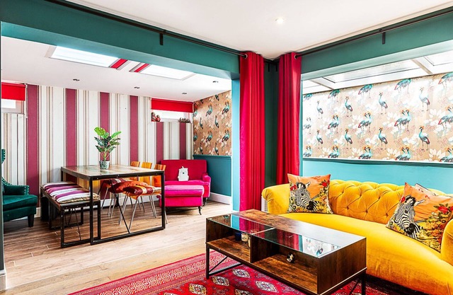 Vibrant Kensington Flat with Garden Bar