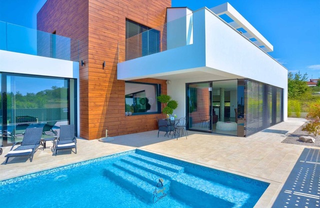 Vibrant modern 5-BR Villa for 10+2, with pool and a sea view