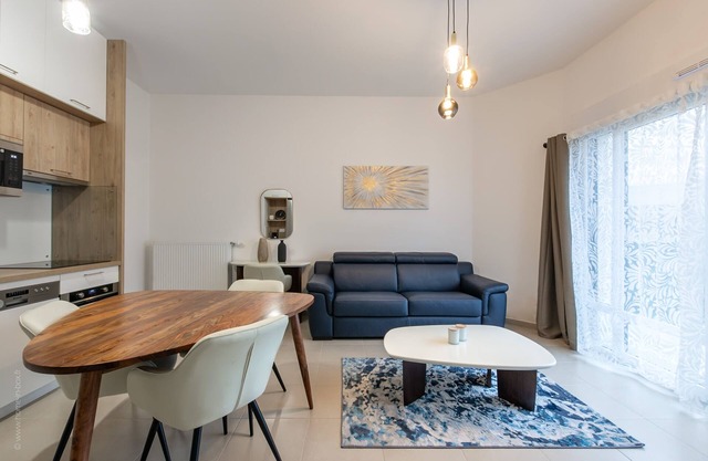 View of the Hollywood Tower, 10 minutes from Disneyland Paris!