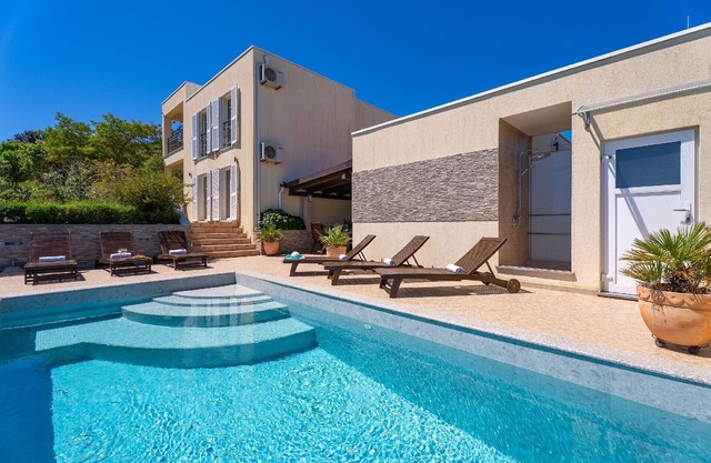 Vila Vita - 200m from beach with heated pool
