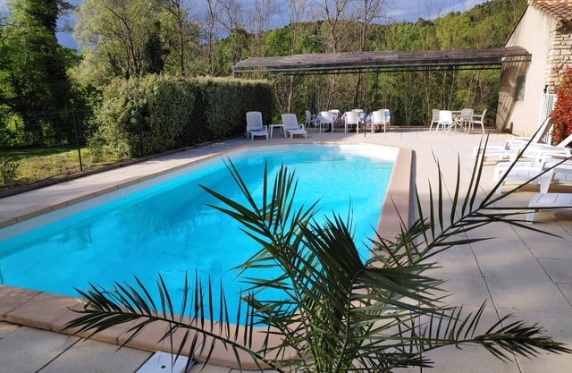 Villa 13 p. at Saignon in the Luberon natural park, with a private swimming pool