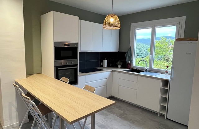 VILLA 14 Pers. Private pool, pétanque, terrace. 1km from Vallon center