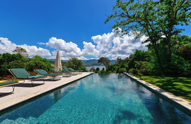 Villa 4 bedrooms, pool, in front of the sea