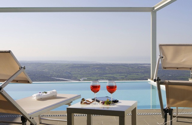 Villa Afrodite for groups:infinity pool,tennis court,bbq,wi-fi and amazing views