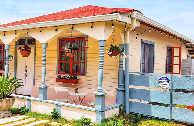 Villa Alejandro - 2 bedroom bungalow 2 minutes walking distance to downtown