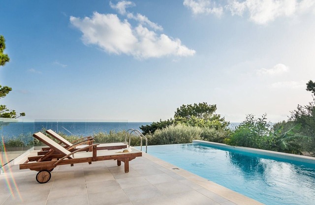 Villa Alma, direct sea view, walking distance to beach, private pool, 4pers.all comforts.