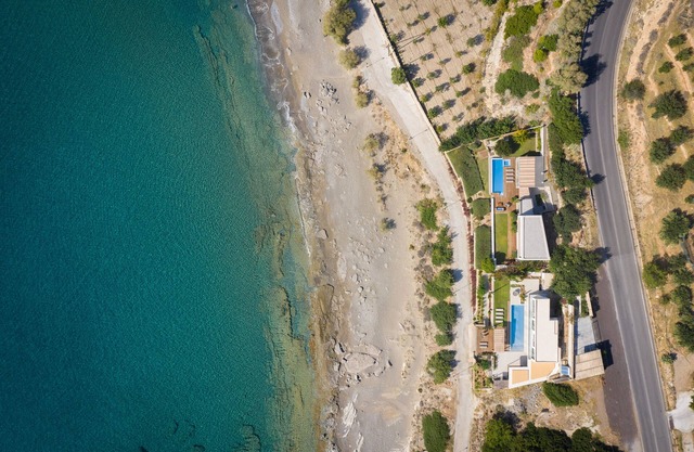 Villa Ammos, great view by the beach, next to the sea