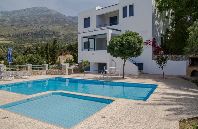 Villa Anemos with garden and private swimming pool in Lefkogia near Plakias
