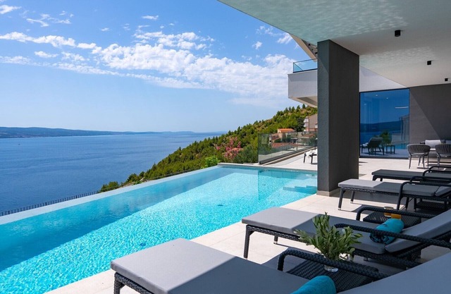 Villa Angelus – Your Luxurious Retreat near the Sea