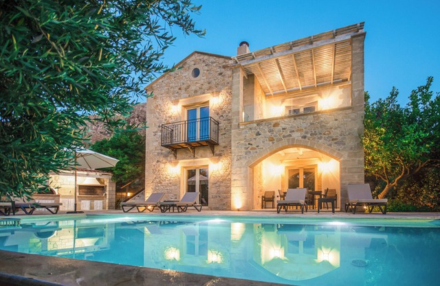 Villa Antonousa - Pool Haven & Stunning Outdoors